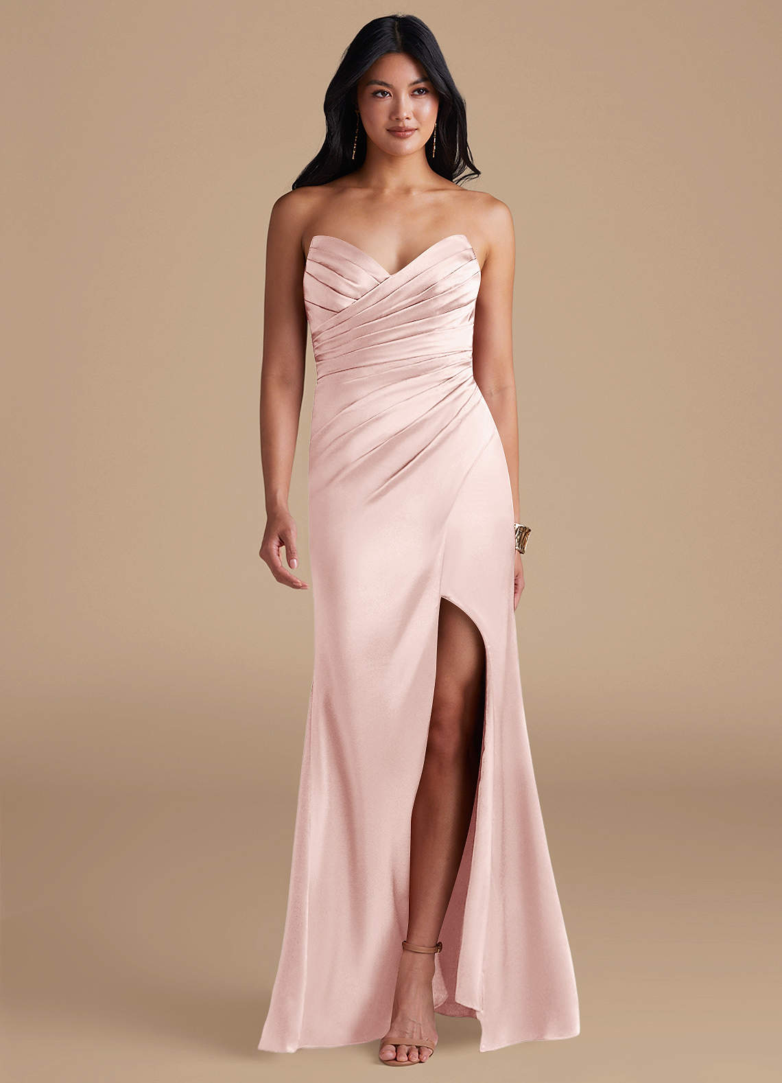 Azazie Yola Robes de demoiselle d'honneur Robe Fourreau en Satiné métallisé Plissée Rose Pâle image1