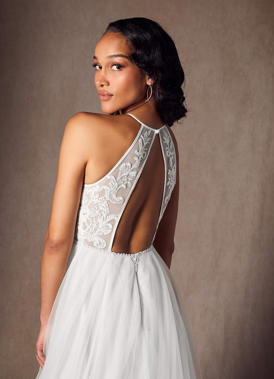 Azazie Odell Vestidos de novia Vestido de Diamante Blanco de Tul de Corte en A con Halter Lentejuelas image4