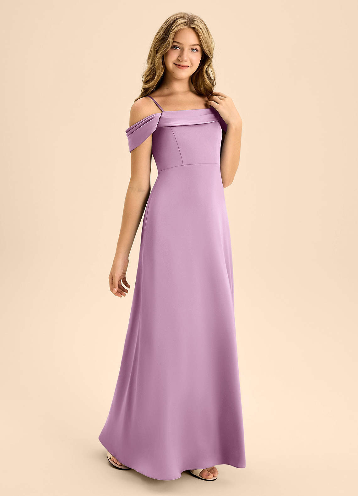 Azazie Anselie Junior Vestido Glicínia de Cetim elástico de Linha A com Fora do ombro image4