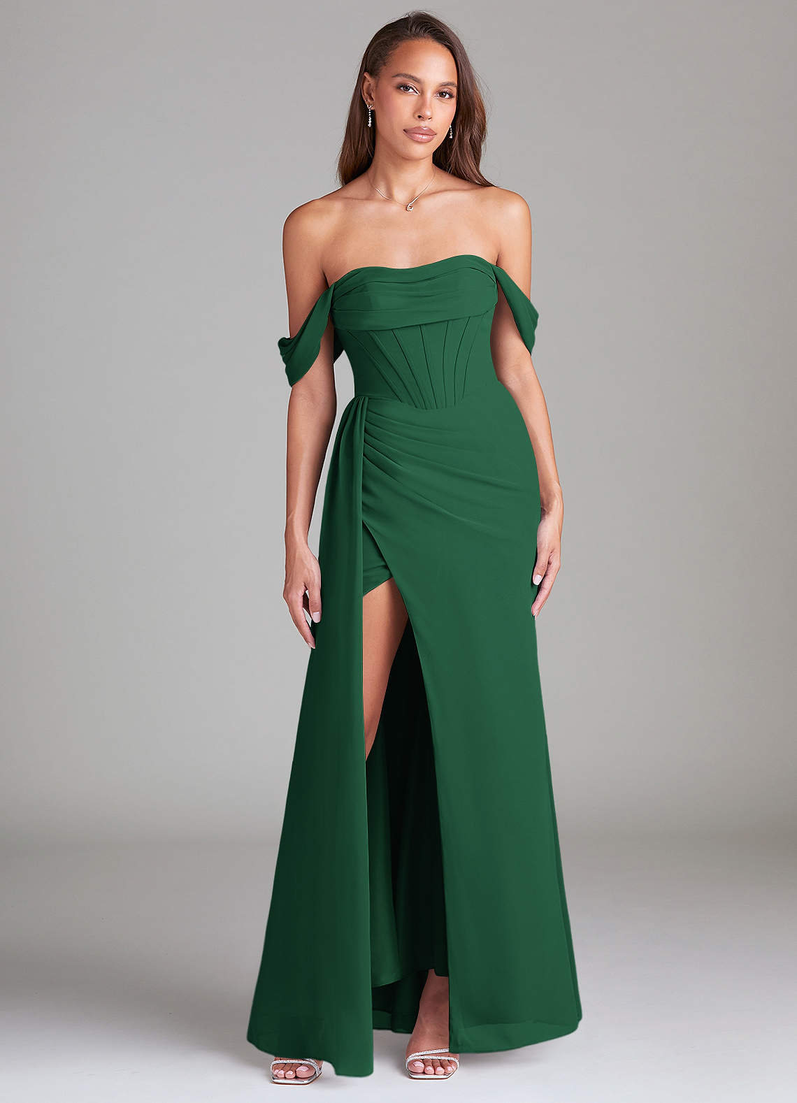 Azazie Amyra Jurken voor bruidsmeisjes Converteerbaar Jurk van Chiffon met Kolom Off the Shoulder Donkergroen image1