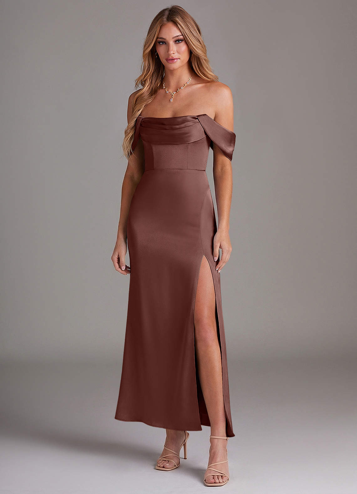 Azazie Saige Robes de demoiselle d'honneur Robe Sirène en Satin extensible Épaule décolletée Expresso image2