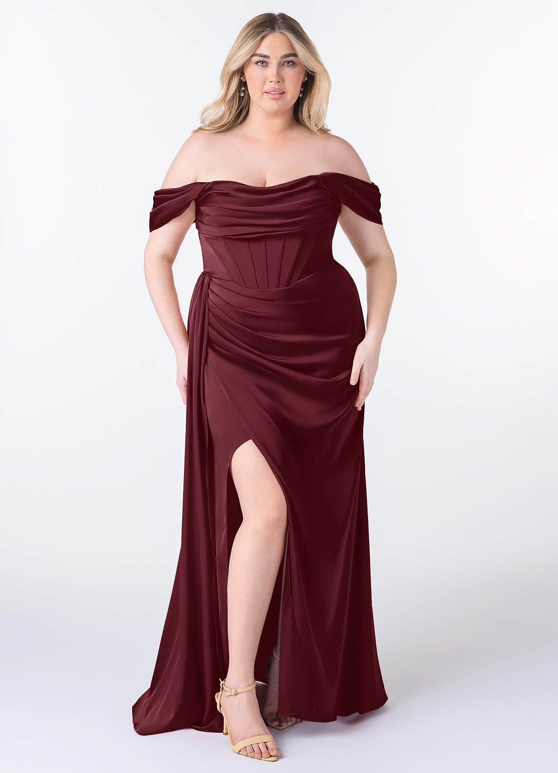 Azazie Amyra Robes de demoiselle d'honneur Robe Fourreau Convertible en Satin extensible Épaule décolletée Cabernet image1