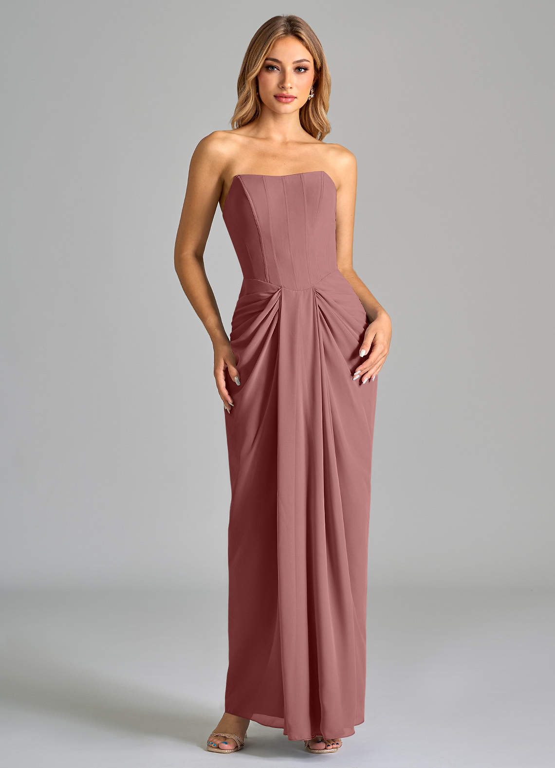 Azazie Anaïs Vestidos de damas de honor Vestido de Rosa Del Desierto de Gasa de Corte Recto con Sin tirantes image1