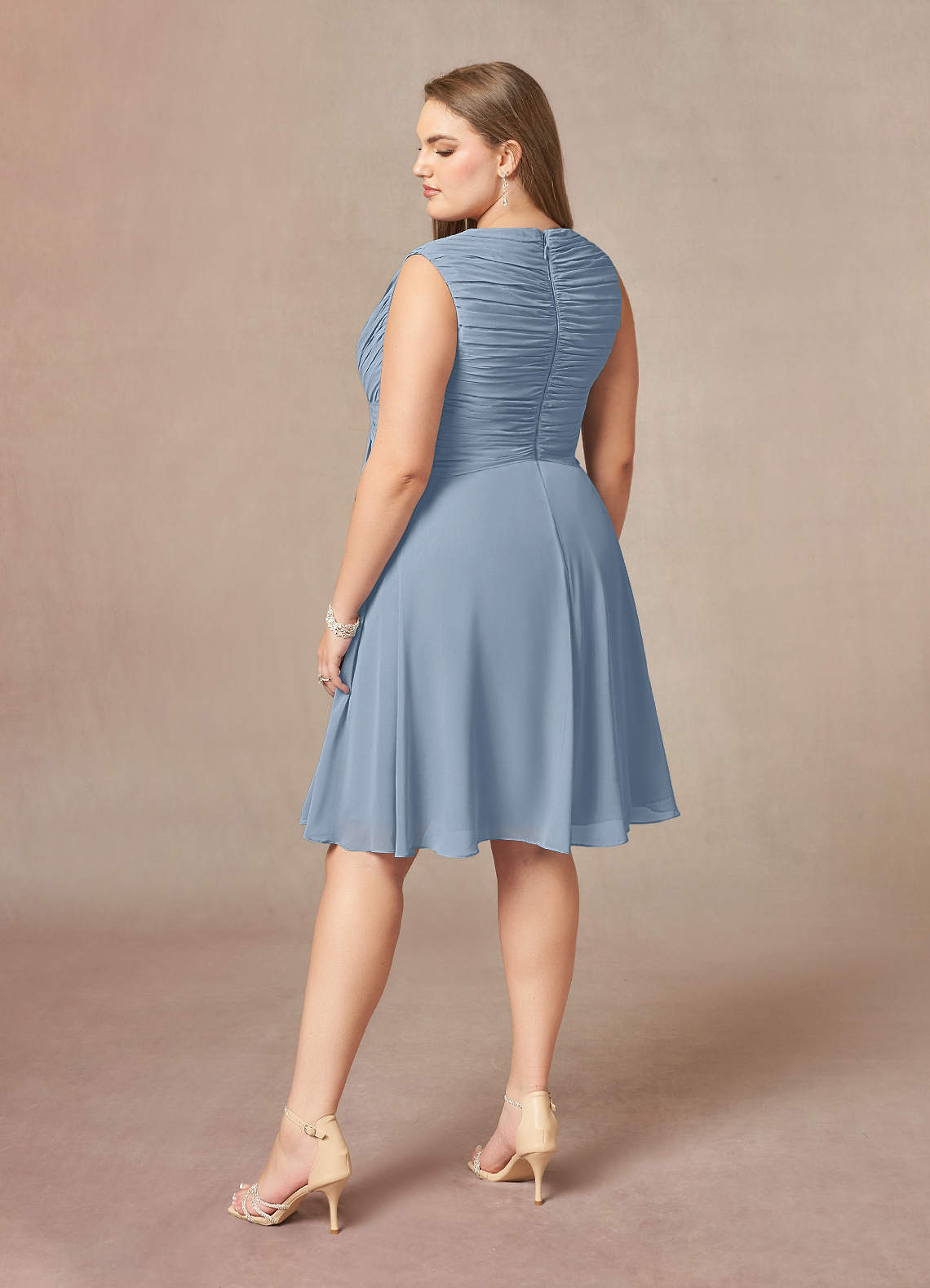 Azazie Theron Mère de la mariée Robes Robe Trapèze en Mousseline de soie Col V plissé Bleu Poussiéreux image8