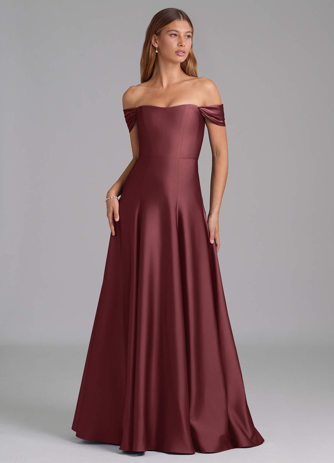 Azazie Seriana Vestidos de damas de honor Vestido de Merlot de Satén Elástico de Corte en A Convertible con Vestidos sin tirantes image1