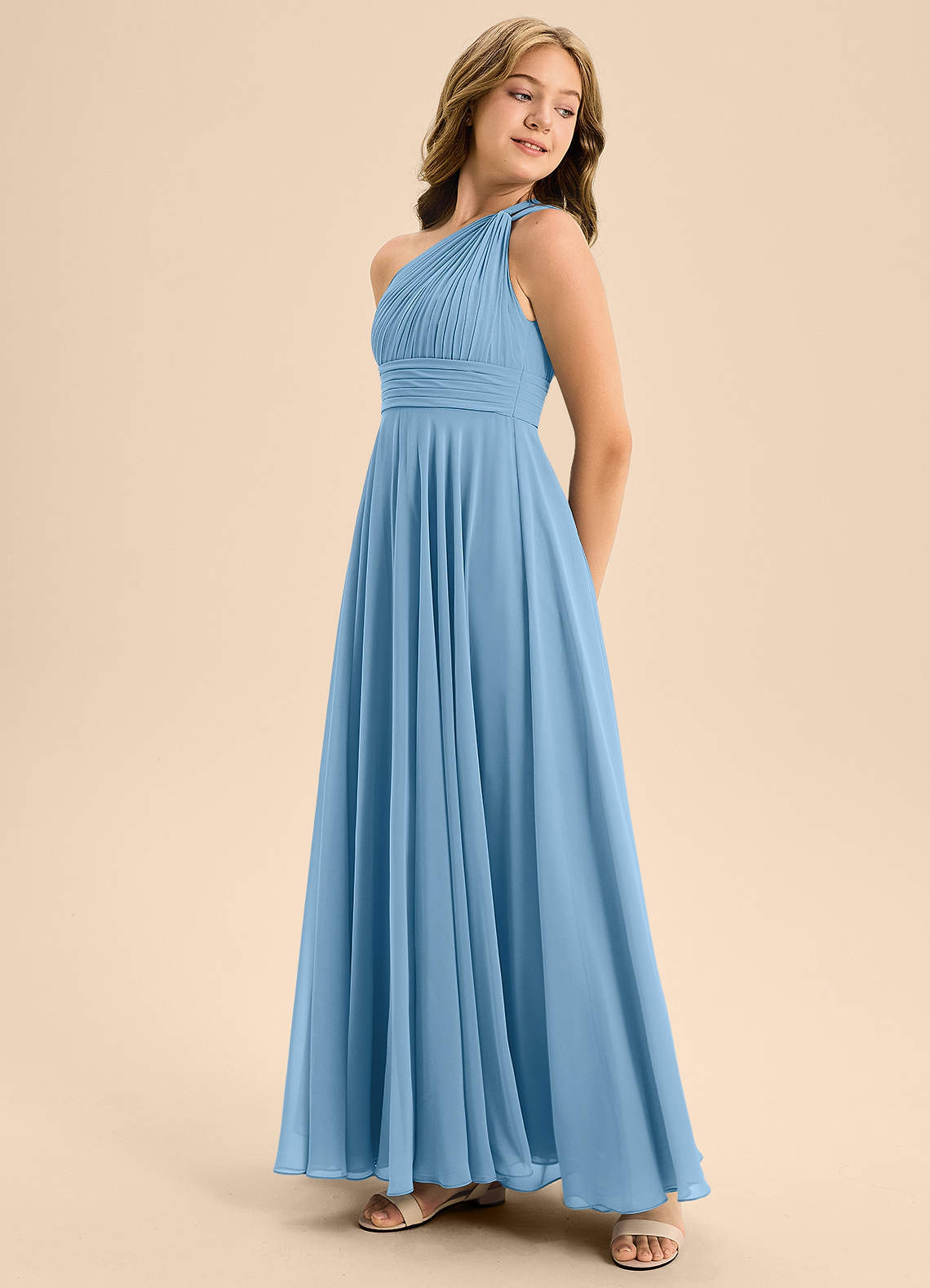 Azazie Charlize Junior Vestido de Azul Acero de Gasa de Corte en A con Plisado image3