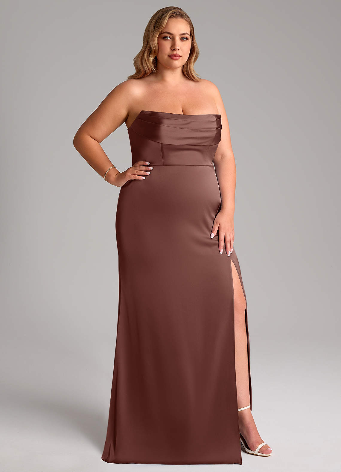 Azazie Saige Vestidos de madrinha de casamento Vestir Café Expresso de Cetim elástico de Bainha com Fora do ombro image16