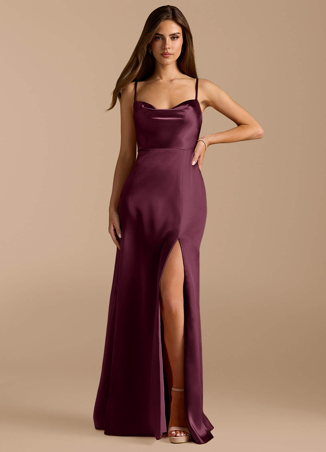 Azazie Erma Brautjungfernkleider A-Linie Seitliche Cut-Outs Metallischer Satin Kleid Cabernetrot image1