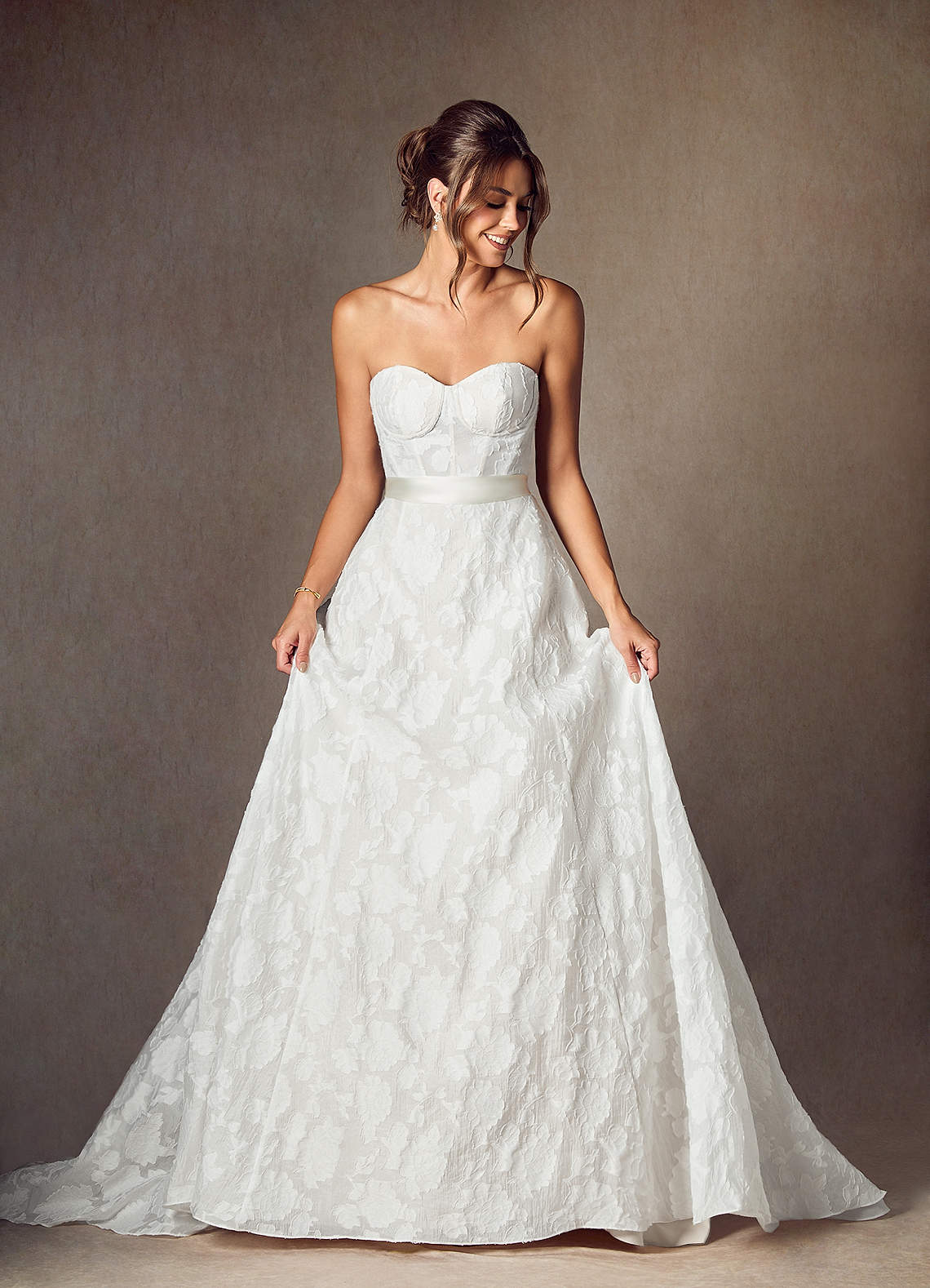 Azazie Meadow Vestidos de novia Vestido de Diamante Blanco de Jacquard Desgastado Floral de Corte Princesa con Sin tirantes image7