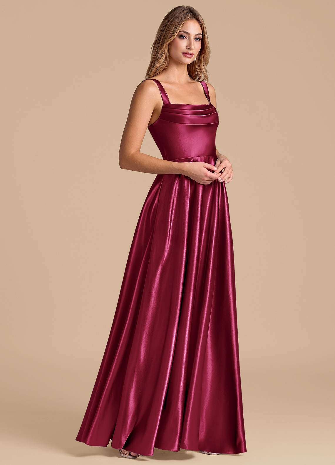Azazie Shaude Probar vestidos en casa Vestido de Borgoña de Satén Metálico de Corte en A con Plisado image3