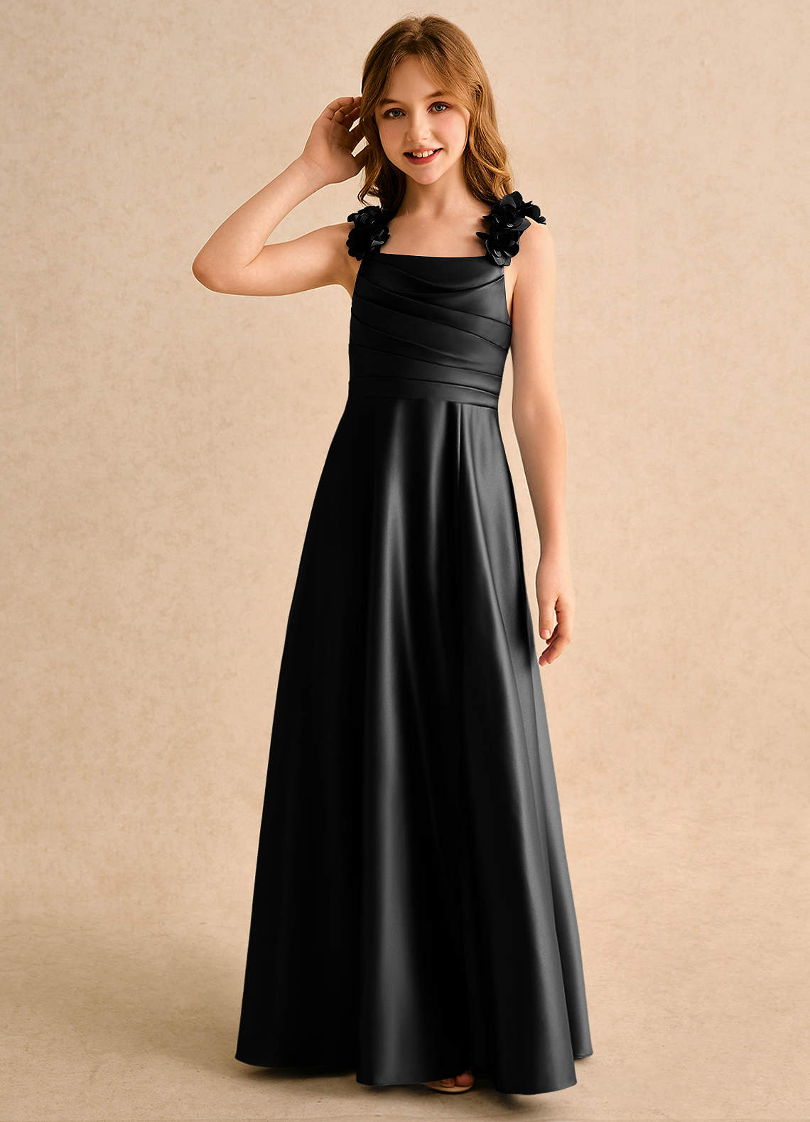 Azazie Rosita Girls Formal Vestidos de florista Vestido Preto de Cetim fosco de Linha A com Plissado image5