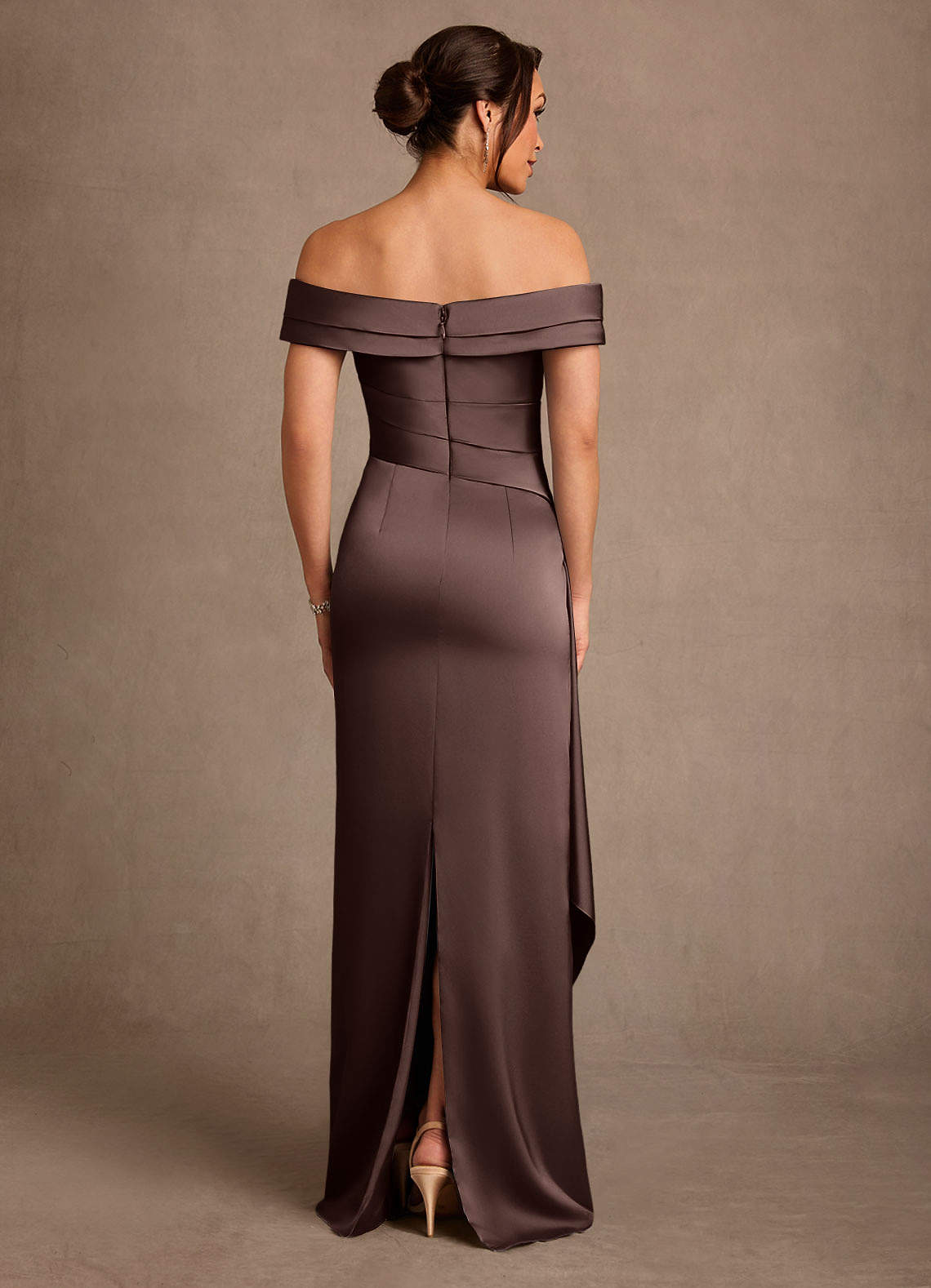 Azazie Beah Vestidos para mãe da noiva Vestido Ganache de Cetim elástico de Bainha com Fora do ombro image2