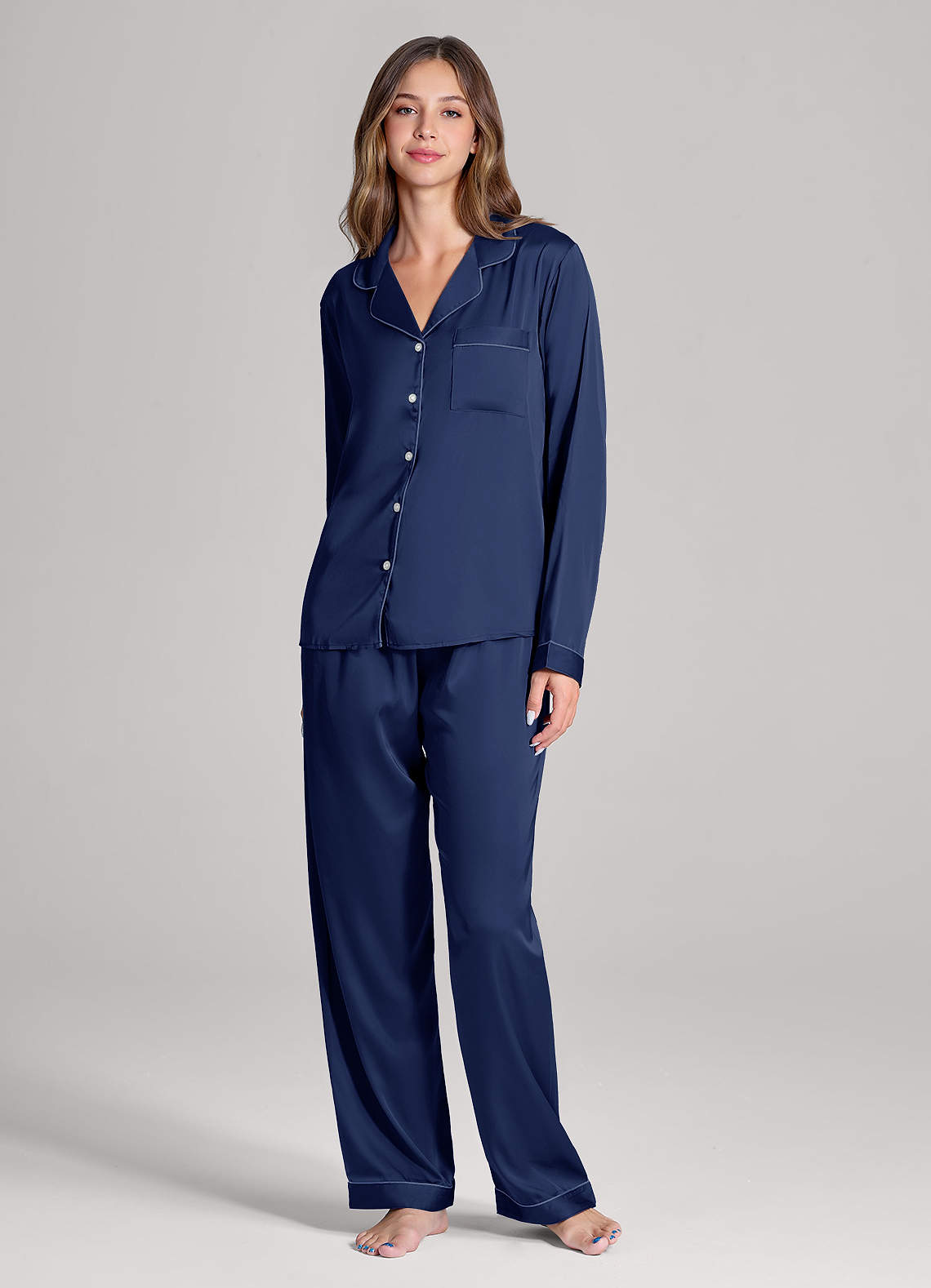 front Conjunto de pijama de satén con mangas largas y pantalones a juego