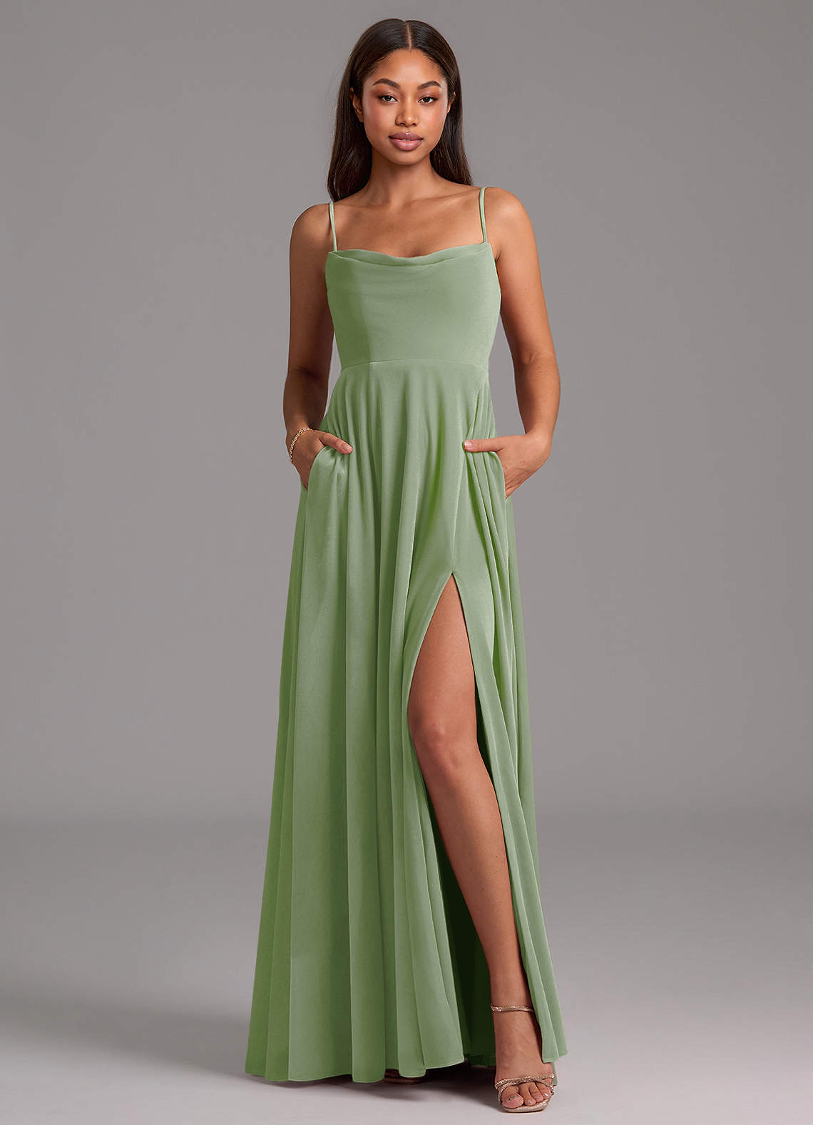 Azazie Elle Vestidos de damas de honor Vestido de Salvia Polvorienta de terciopelo de Corte en A con Con bolsillos image1