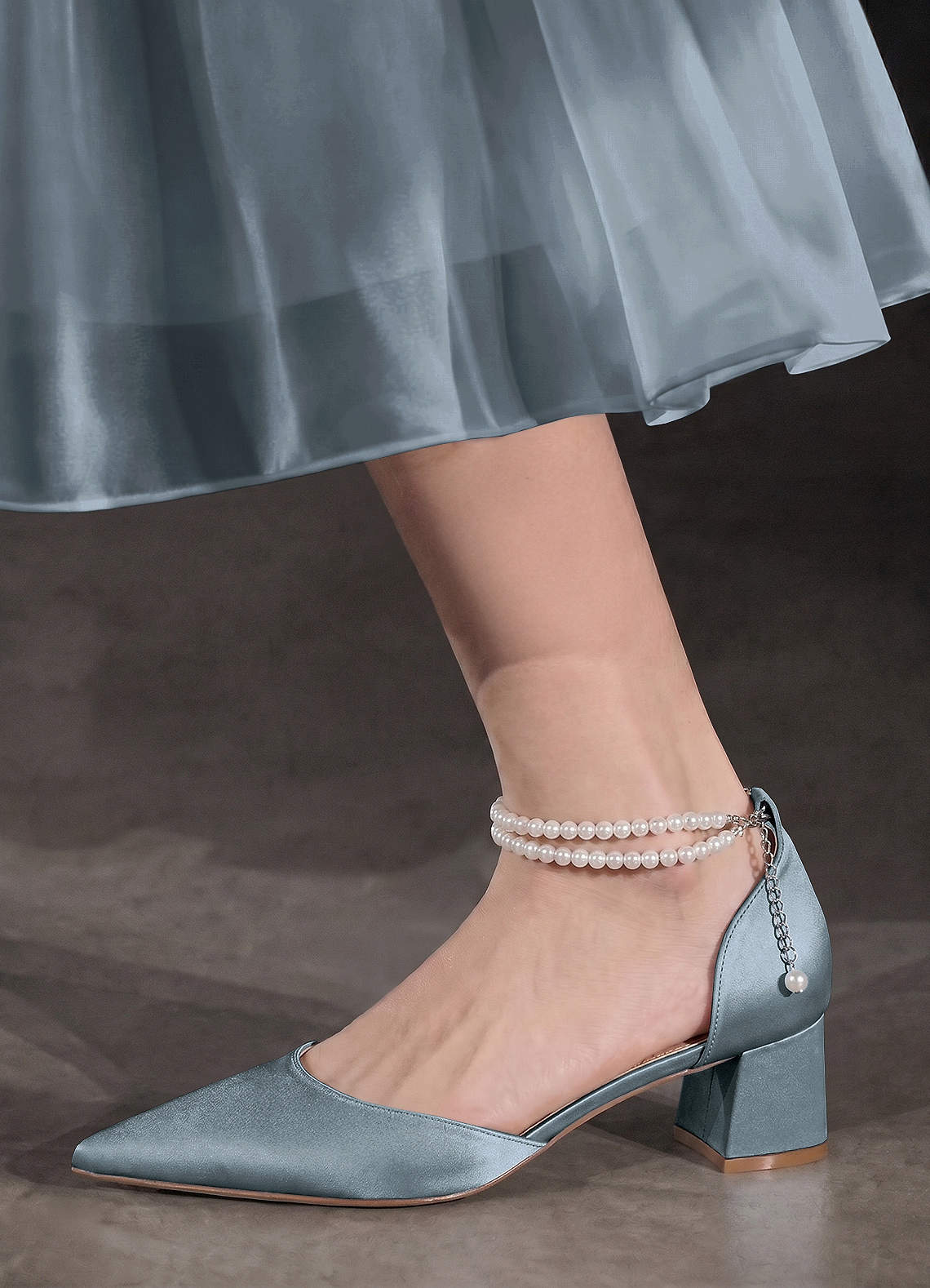 front Sapatos de salto bloco com bico fino e tira de pérolas em cetim metálico na mesma cor