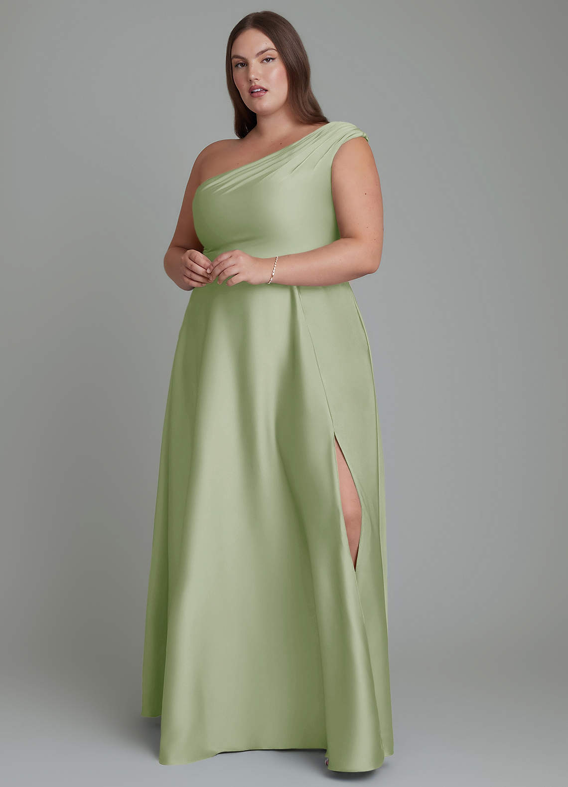 Azazie Melanie Vestidos de damas de honor Vestido Salvia Polvorienta de Satén Elástico de Línea A con Hombros descubiertos image1