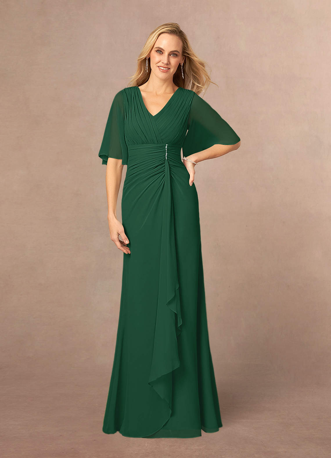Azazie Carson vestidos de madre de la novia Vestido de Verde Oscuro de Gasa de Corte En A con Encaje de cuello en V image1