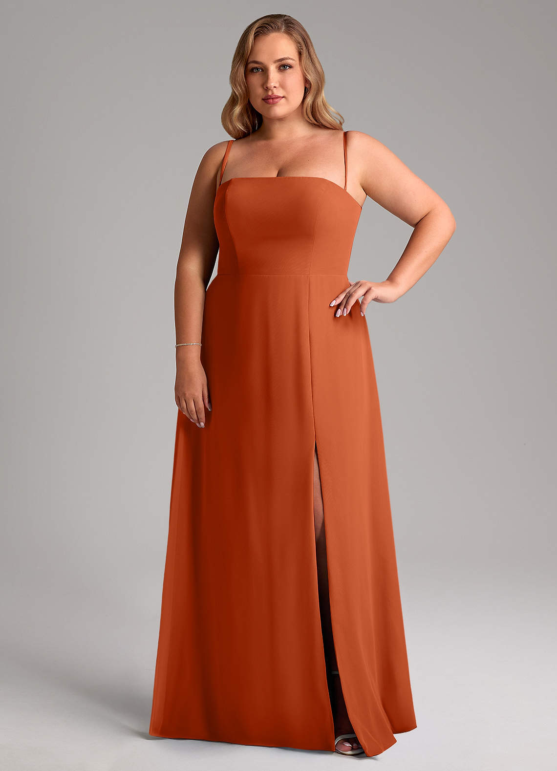 Azazie Wren Essayer des robes à la maison Robe Trapèze Convertible en Mousseline de soie Fente Latérale Auburn image13