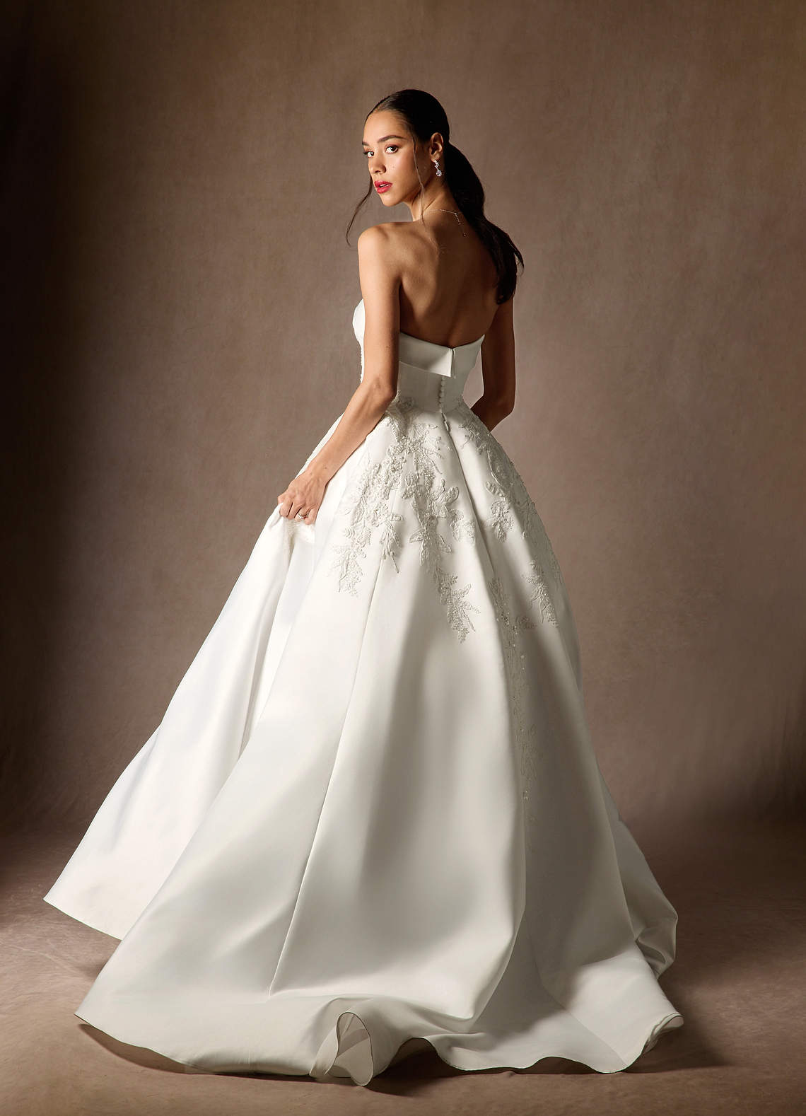 Azazie Fernanda Trouwjurken Jurk van Satijn met Baljurk Strapless Diamant Wit image8