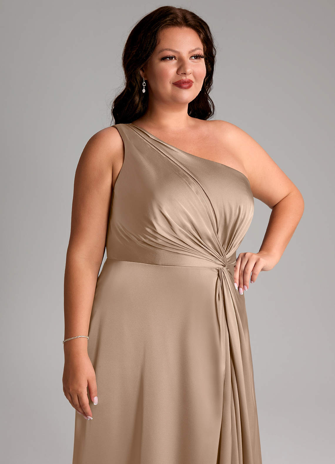 Azazie Brooke Vestidos de damas de honor Vestido de Gris Pardo de Satén Elástico de Corte en A con Hombro unilateral image13