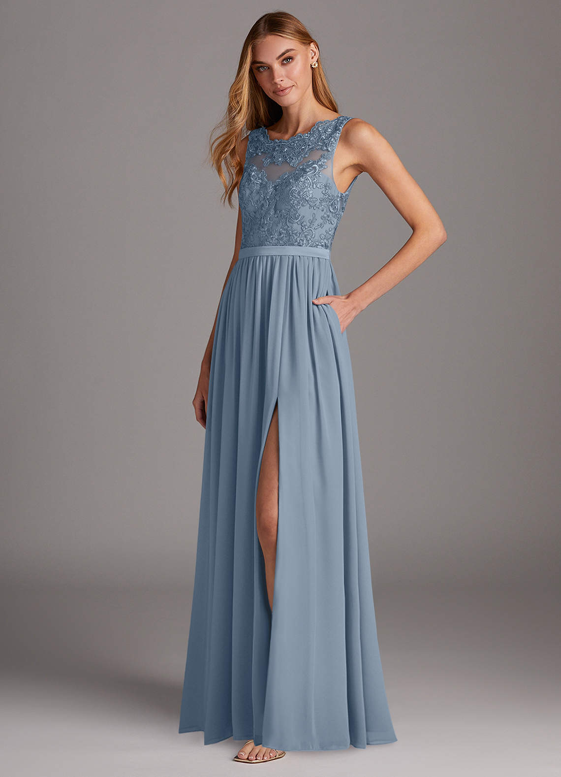 Azazie Elly Robes de demoiselle d'honneur Robe Trapèze en Mousseline de soie Encolure dégagée en dentelle Bleu Poussiéreux image1