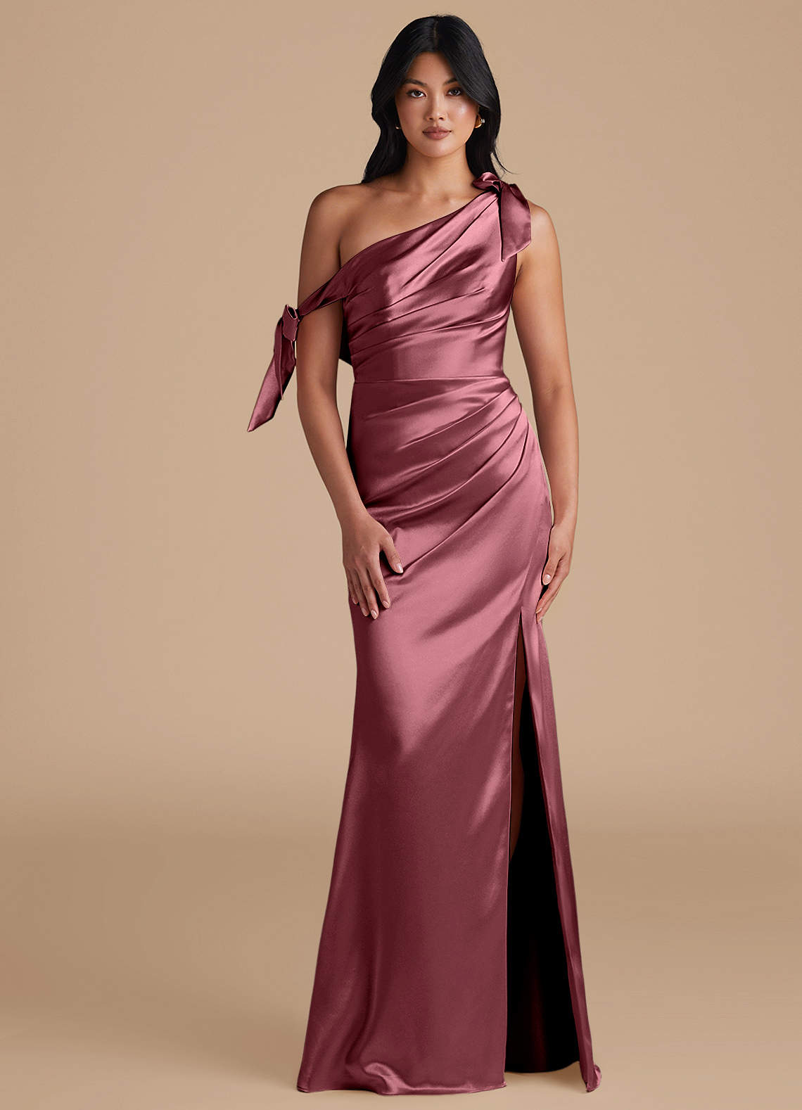 Azazie Xyla Robes de demoiselle d'honneur Robe Fourreau Convertible en Satiné métallisé Épaule décolletée Rose Du Désert image1