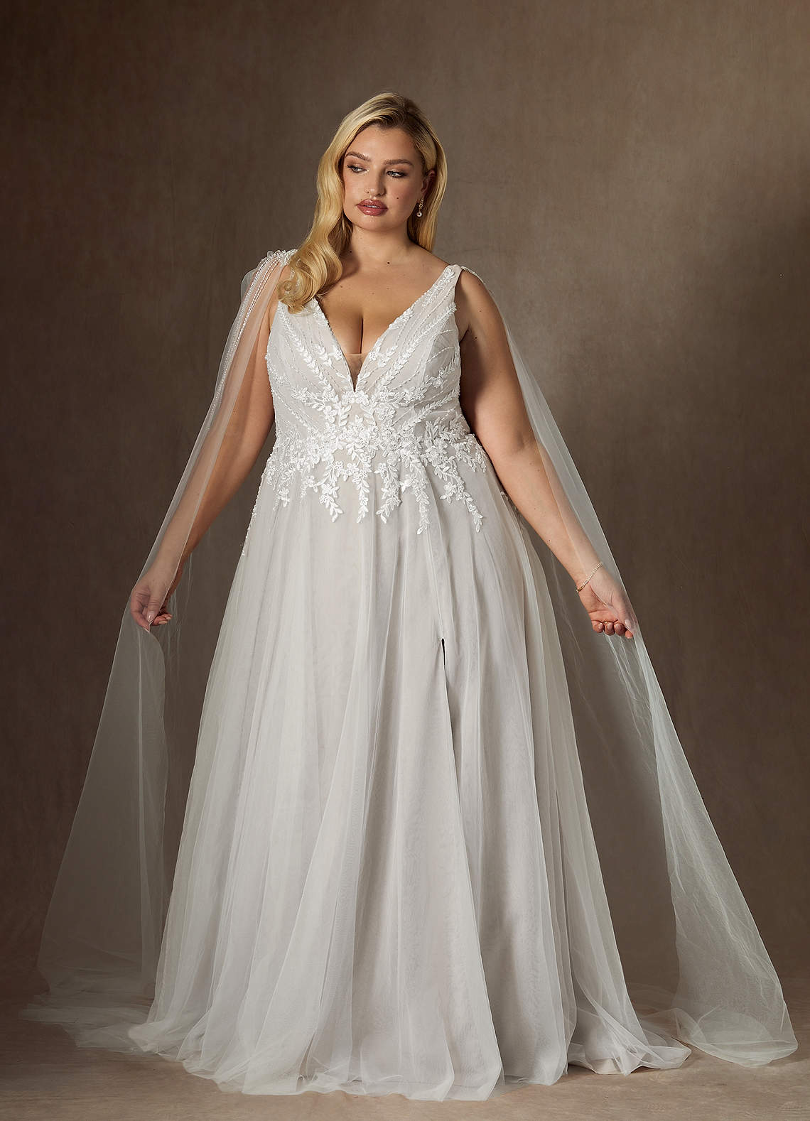 Azazie Goddess Robes de mariée Robe Trapèze en Tulle Col V à paillettes Blanc De Diamant image1