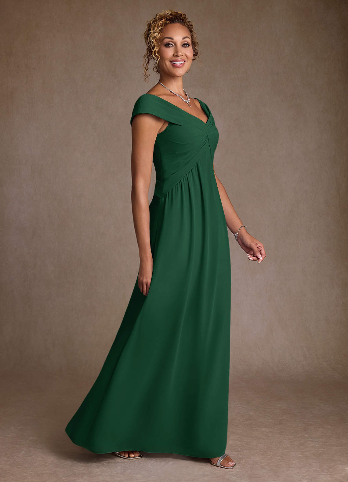 Azazie Myrtle Mère de la mariée Robes Robe Trapèze en Mousseline de soie Plissée Vert Foncé image2