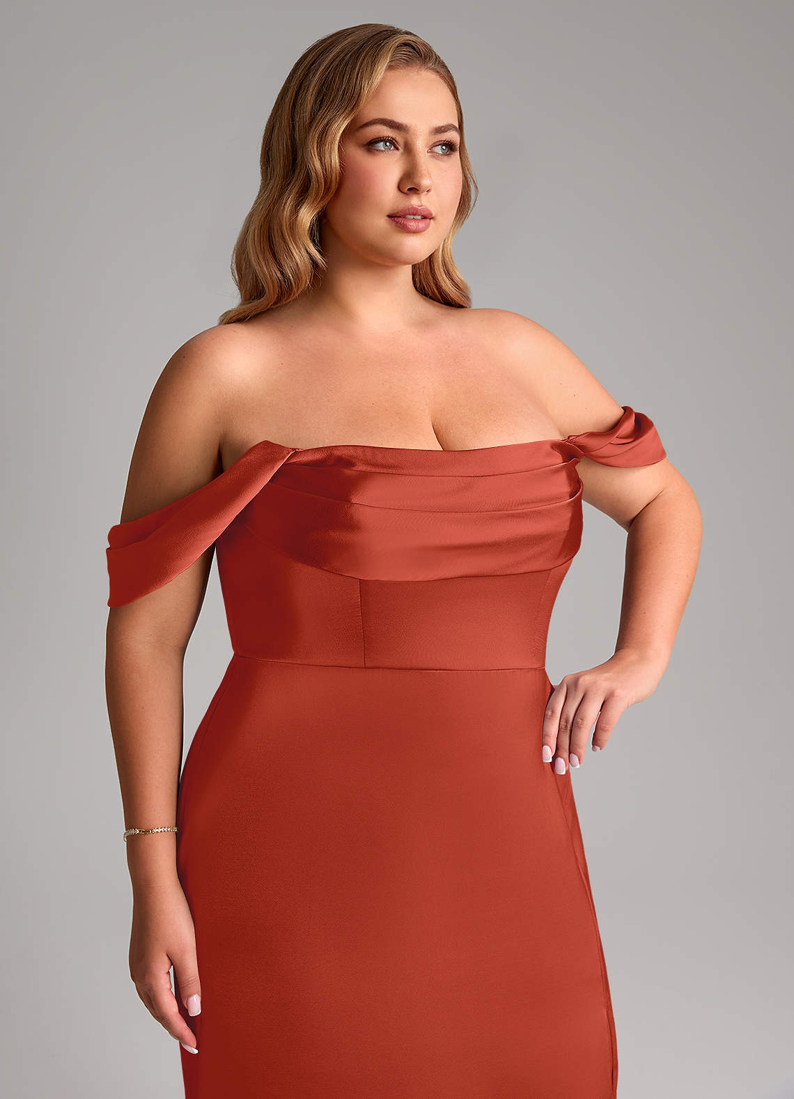 Azazie Saige Abiti da Damigella Abito Tubino in Raso Elasticizzato a Spalla Scoperta Ruggine image13