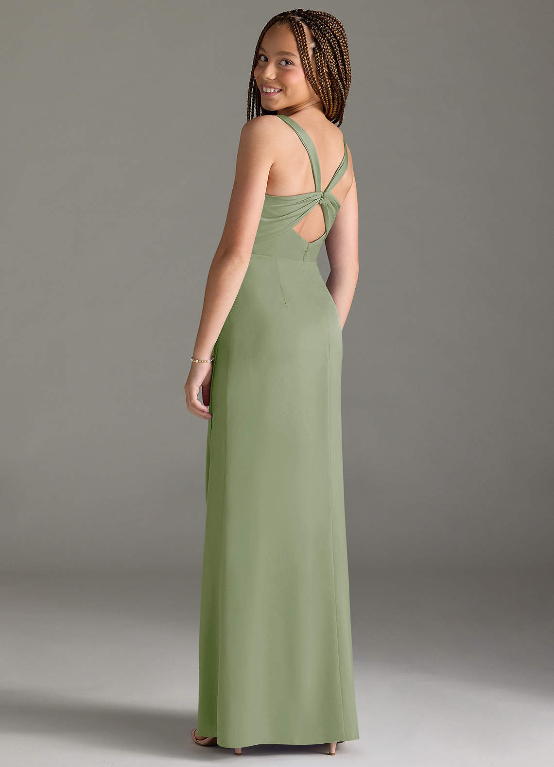 Azazie Mero Junior Vestido de Salvia Polvorienta de Satén Elástico de Corte Sirena con Plisado image1