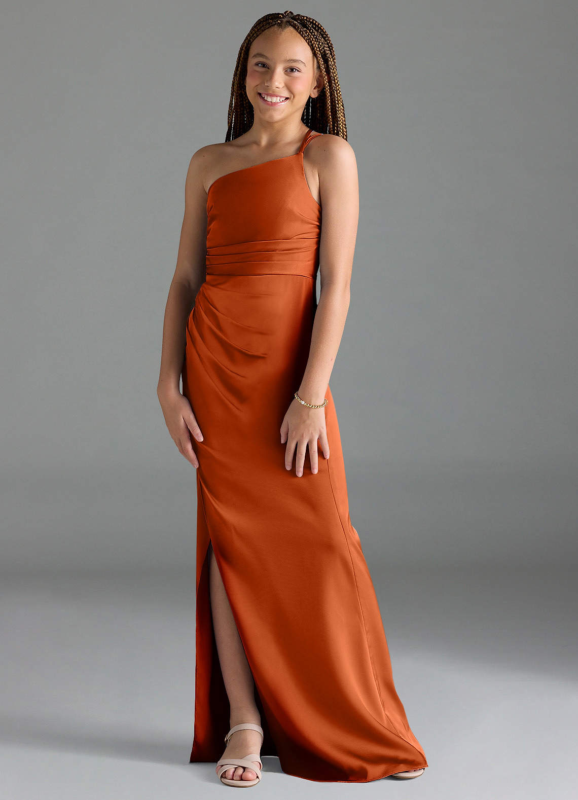 Azazie Eren Junior Vestido de Naranja Quemada de Satén Elástico de Recto con Plisado image1
