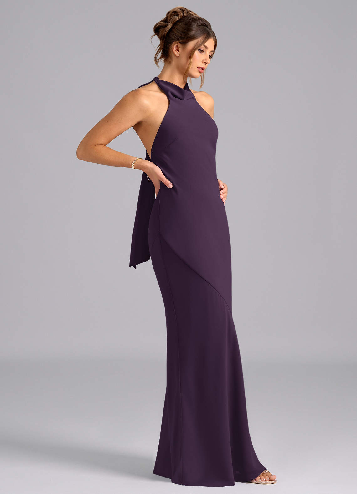 Azazie Velli Vestidos de damas de honor Vestido de Ciruela de Gasa de Corte Sirena con Cuello Alto image3