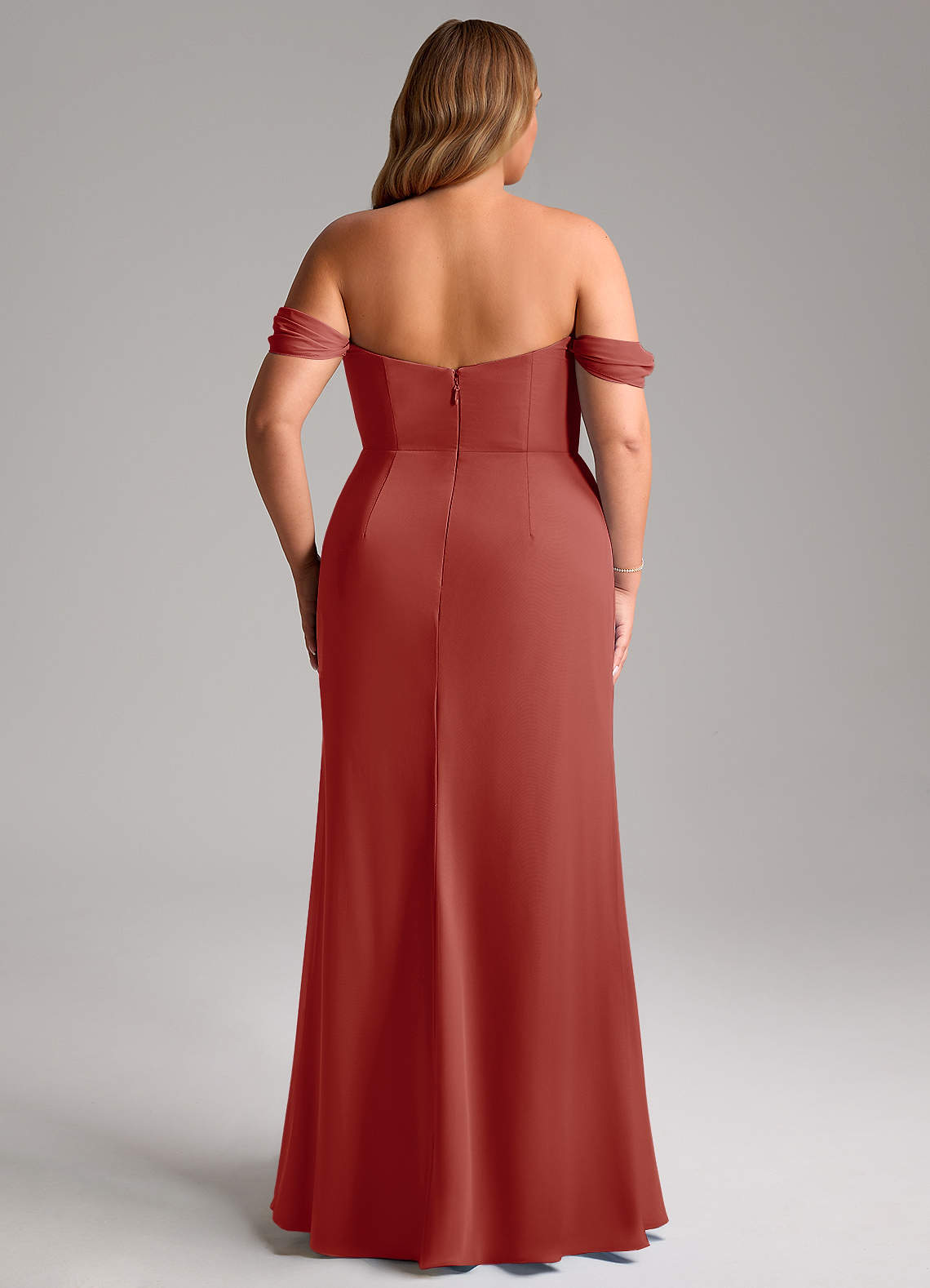 Azazie Saige Vestidos de madrinha de casamento Vestido Terracota de Chiffon de Linha A com Fora do ombro image14