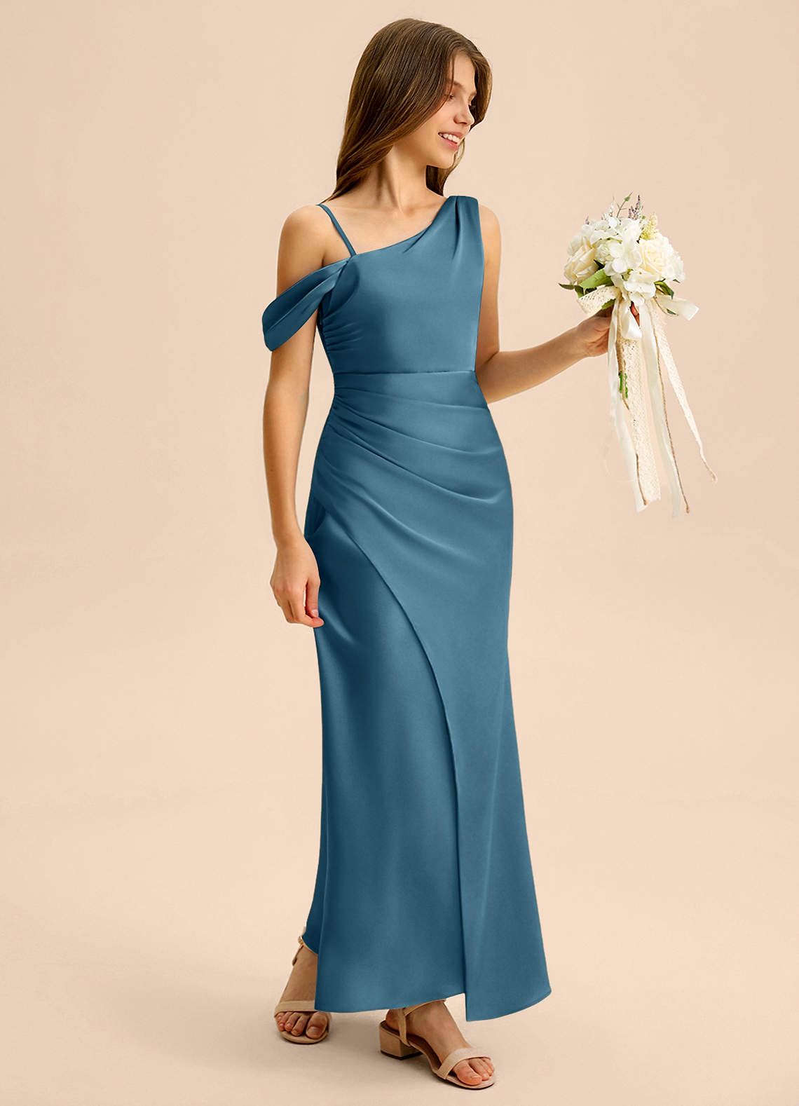 Azazie Madelyn Junior Robe Fourreau en Satin extensible Épaule décolletée Bermude image5