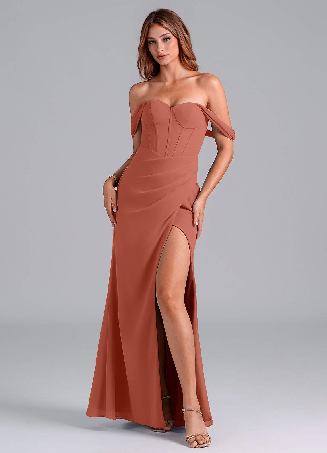 Azazie Asha Robes de demoiselle d'honneur Robe Fourreau Convertible en Mousseline de soie Épaule décolletée Argile image1