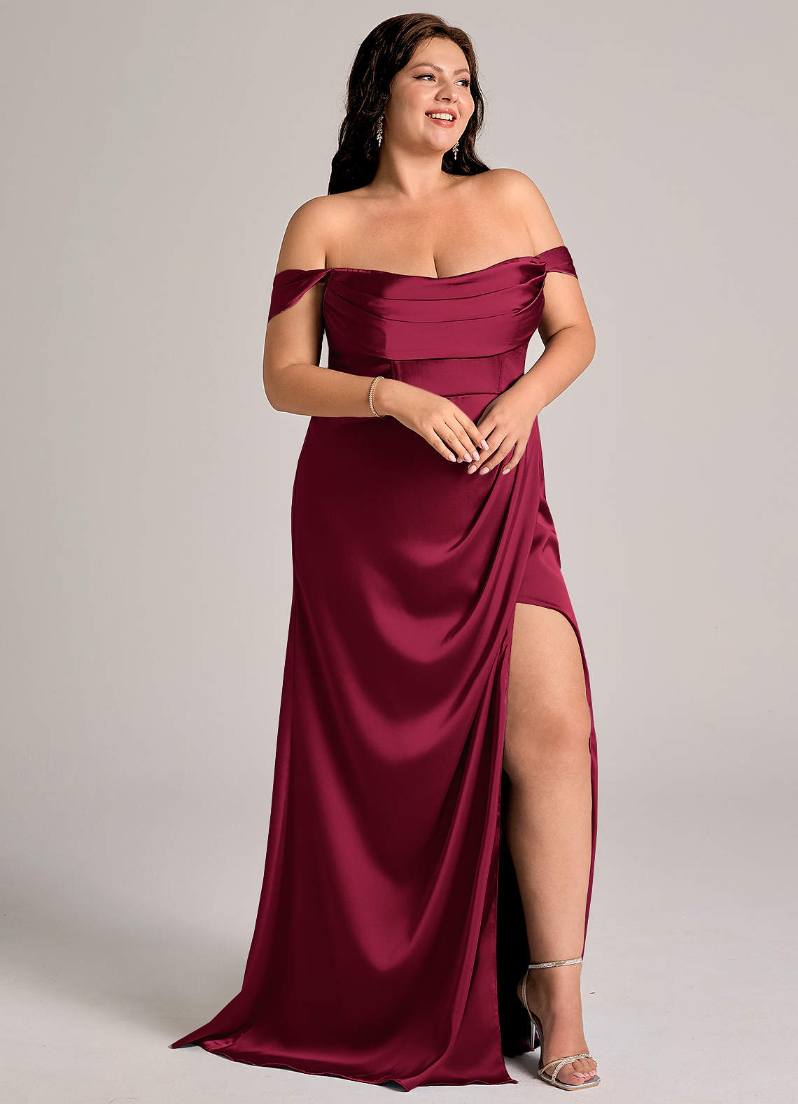Azazie Johana Robes de demoiselle d'honneur Robe Sirène Convertible en Satin extensible Épaule décolletée Bourgogne image10