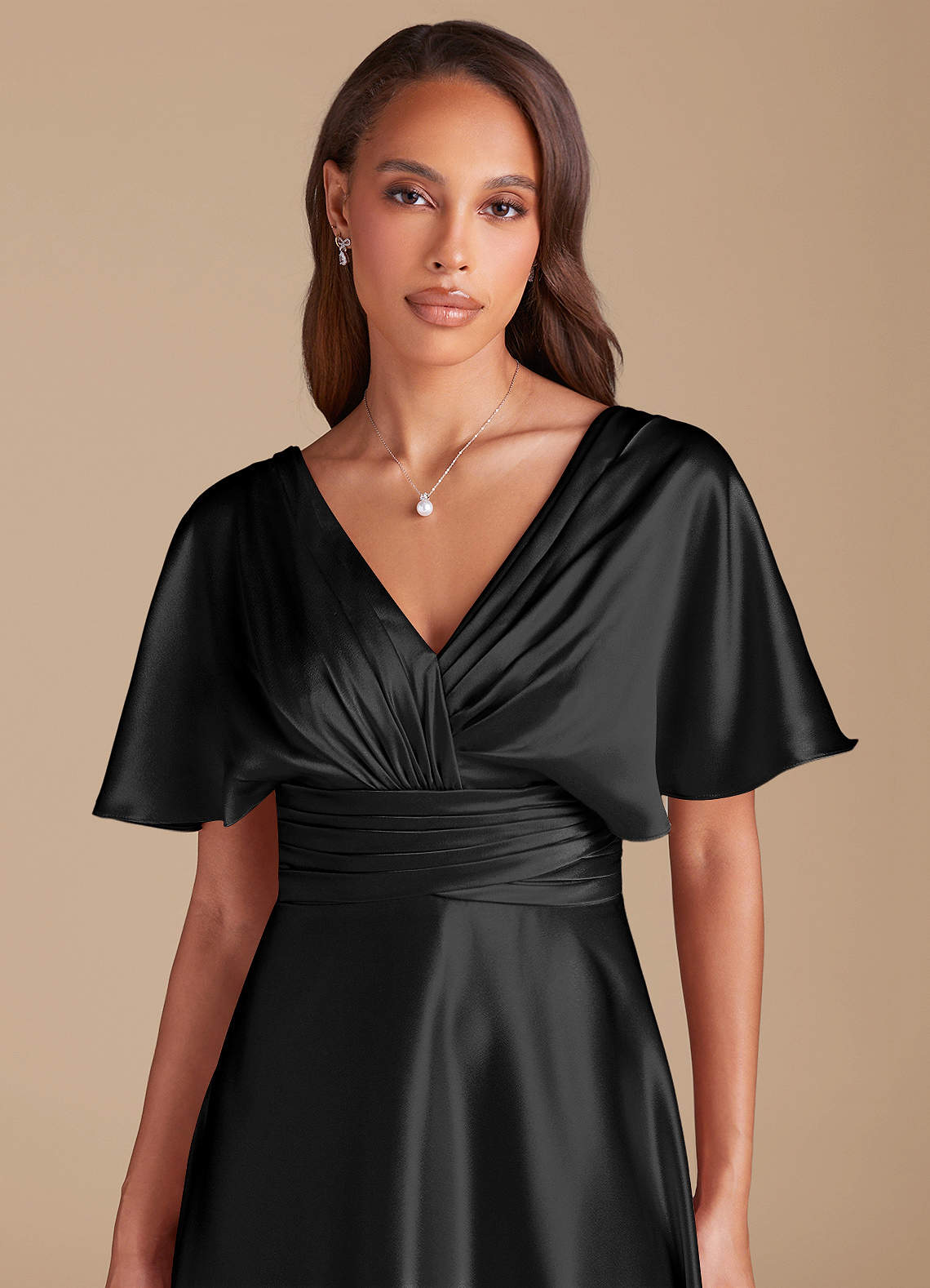 Azazie Pamela Vestidos de damas de honor Vestido de Negro de Satén Metálico de Corte en A con Plisado image1
