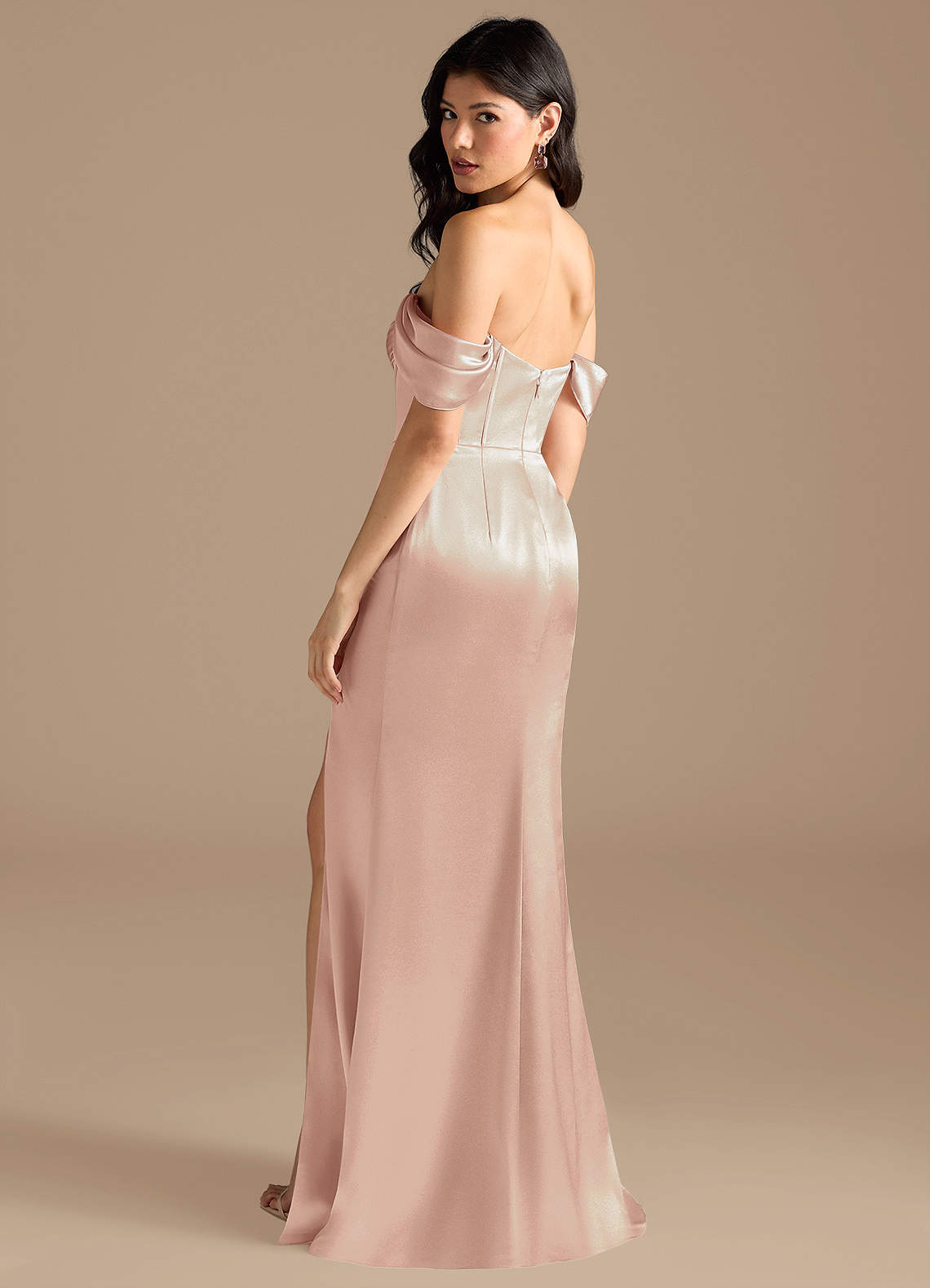 Azazie Lynden Vente Finale Robe Fourreau Convertible en Satiné métallisé Épaule décolletée Auburn image2