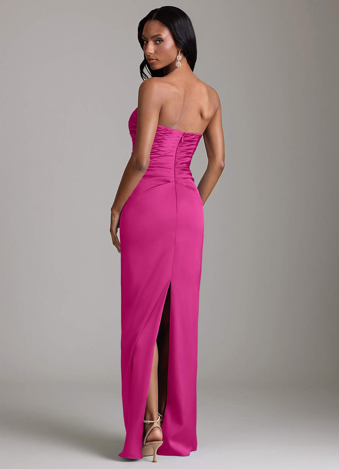 Azazie Sonora Robes de demoiselle d'honneur Robe Fourreau en Satin extensible Sans bretelles Fuchsia image6