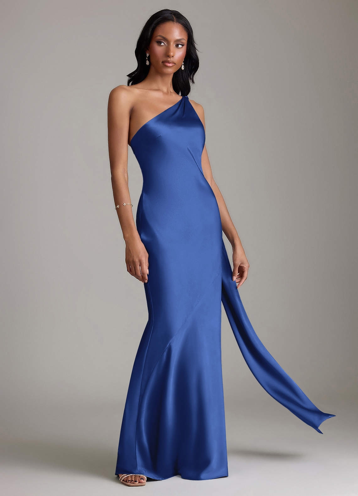 Azazie Juniper Vestidos de madrinha de casamento Vestido Royal Blue de Cetim elástico de sereia com Um ombro image4