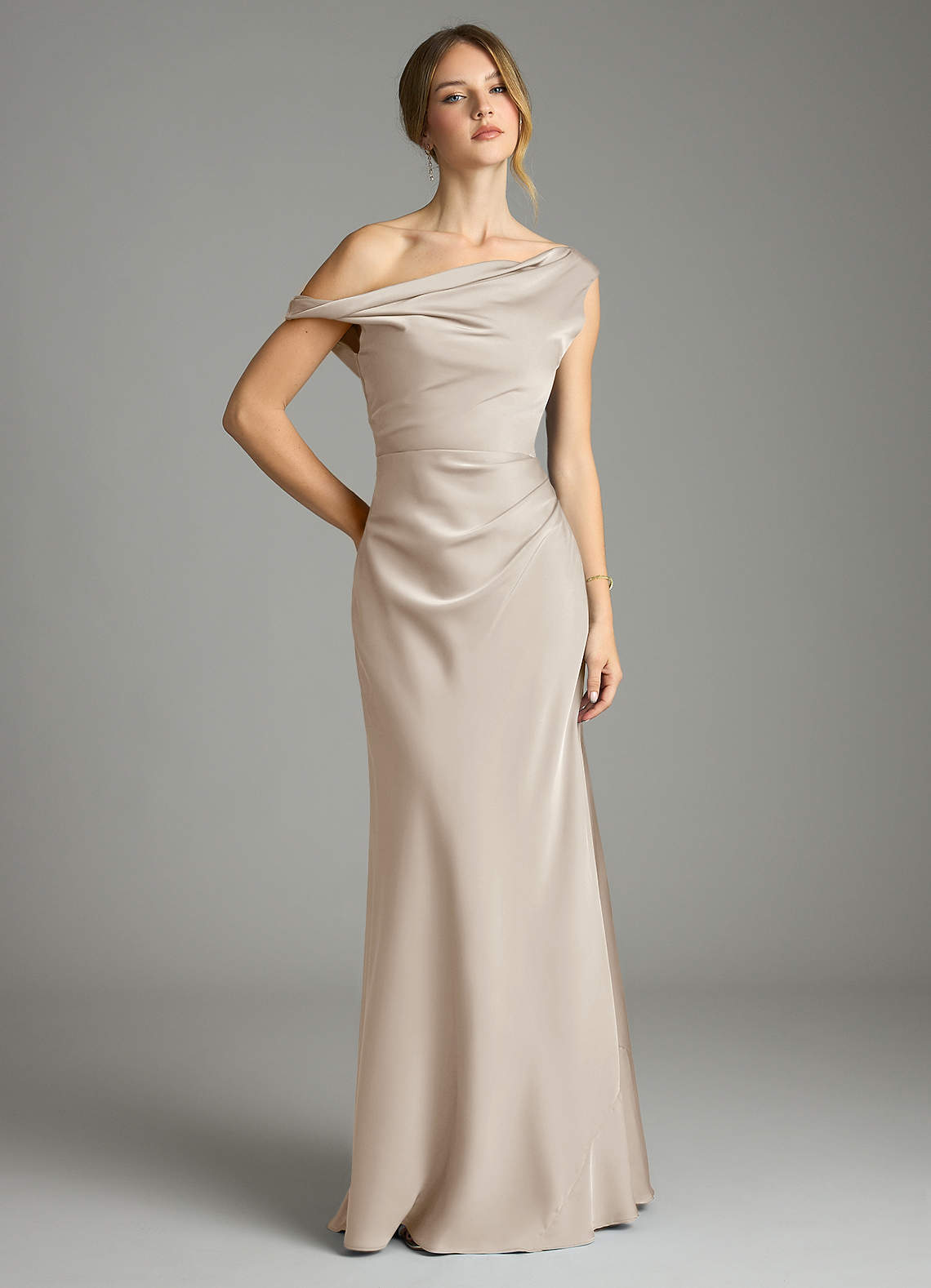 Azazie Emerson Brudtärnklänningar Klä av Sjöjungfru i Stretch Satin Av axeln Frost image1