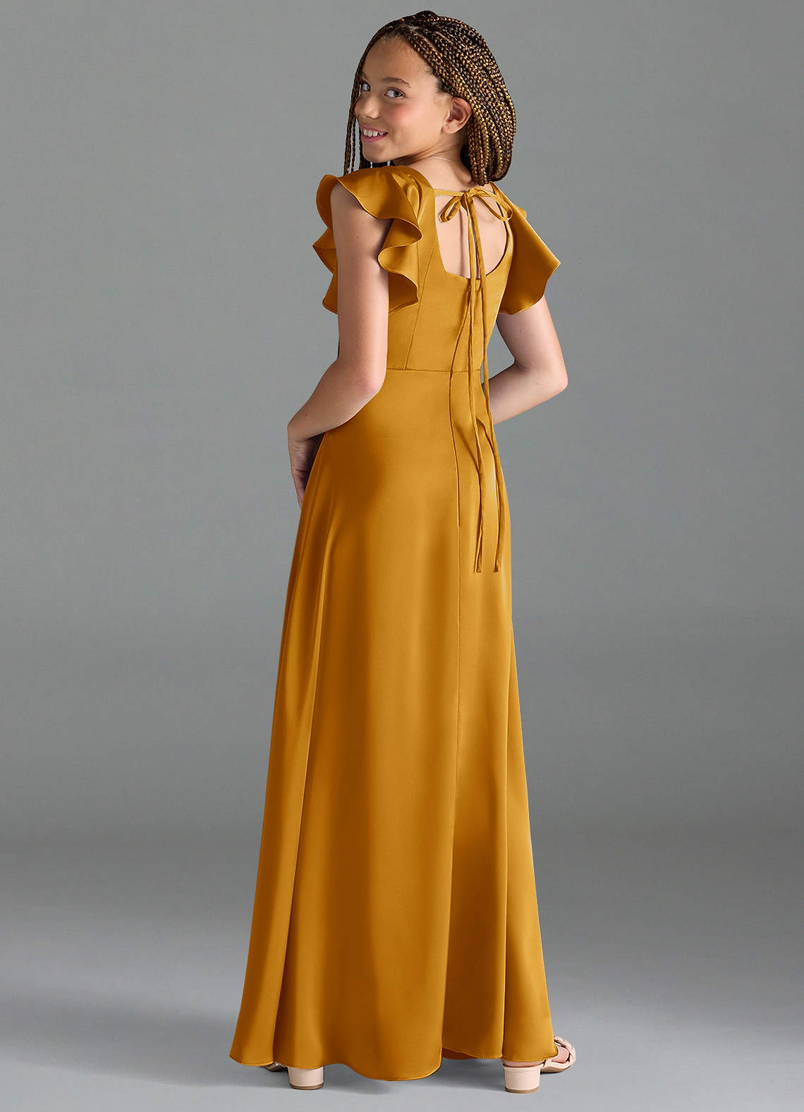 Azazie Bondi Junior Vestido Caramelo de Cetim elástico de Linha A com Fenda Lateral image4