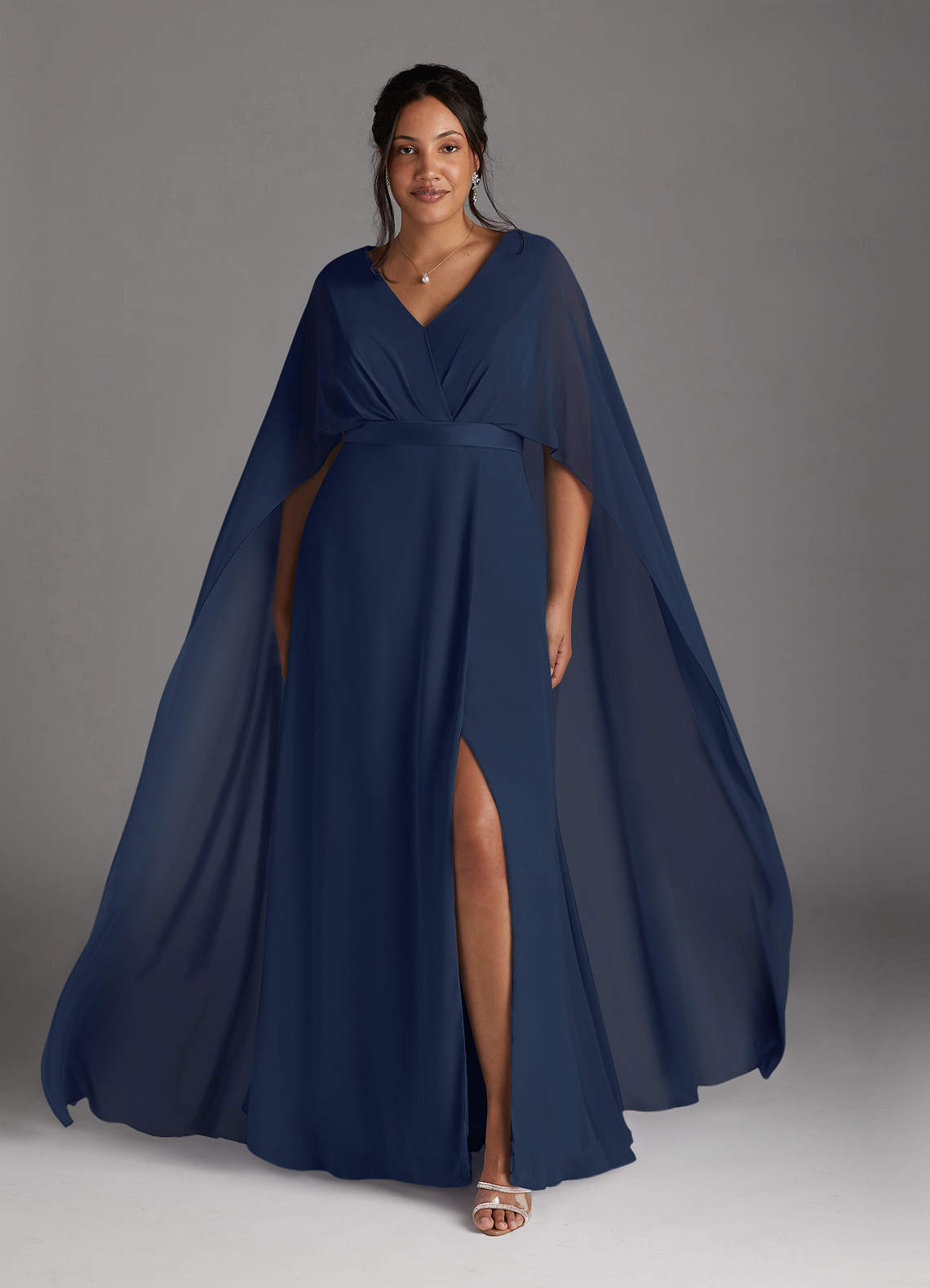 Azazie Isa Mère de la mariée Robes Robe Trapèze en Mousseline de soie Col V plissé Bleu Marine Foncé image1