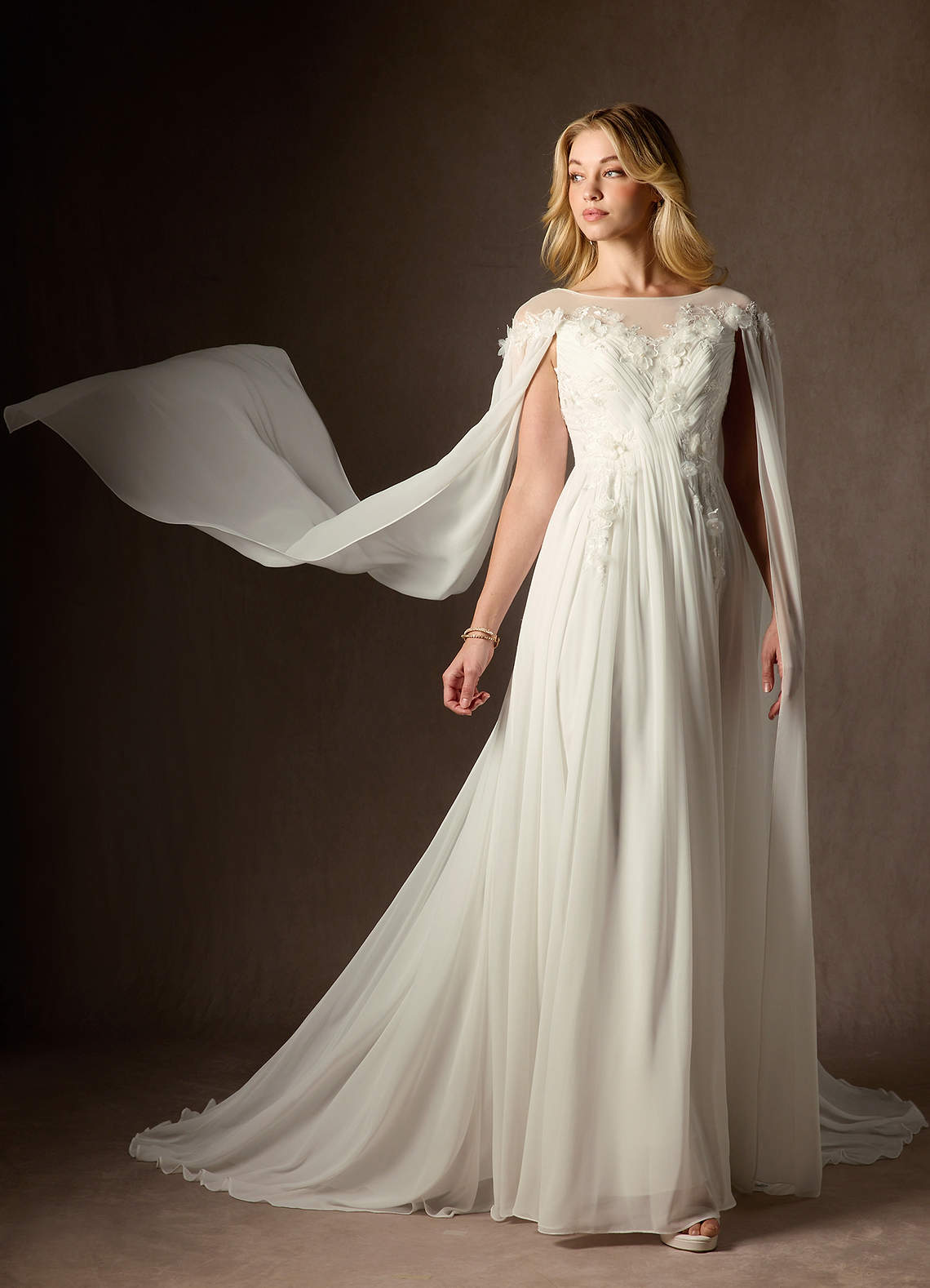 Azazie Linnea Vestidos de novia Vestido de Crema de Gasa de Corte en A con Scoop image4