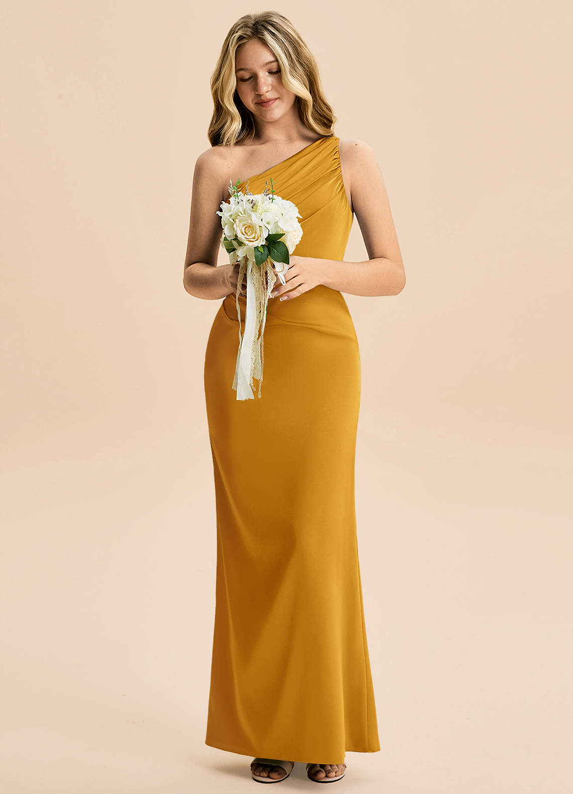 Azazie Akilah Junior Robe Fourreau en Satin extensible Plissée Caramel écossais image3