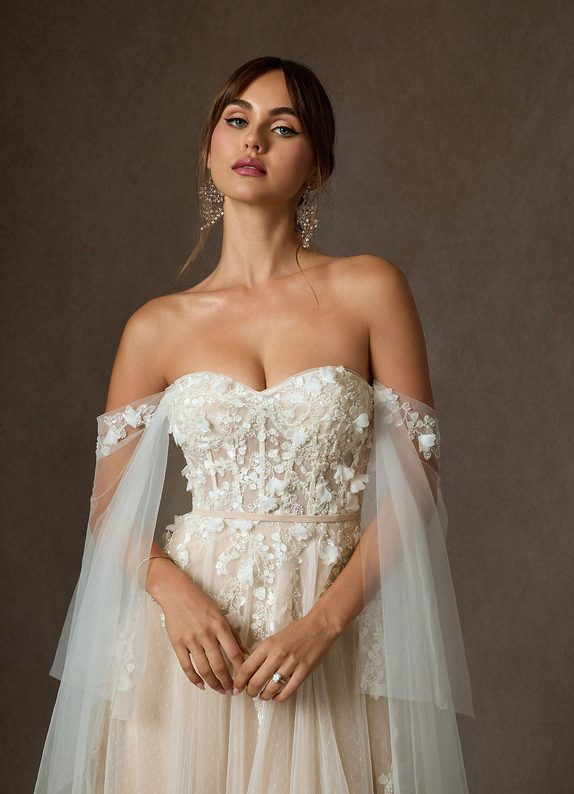 Azazie Wynery Vestidos de novia Vestido de Blanco Diamante Nude de Encaje de Corte Princesa con Vestidos sin tirantes image1