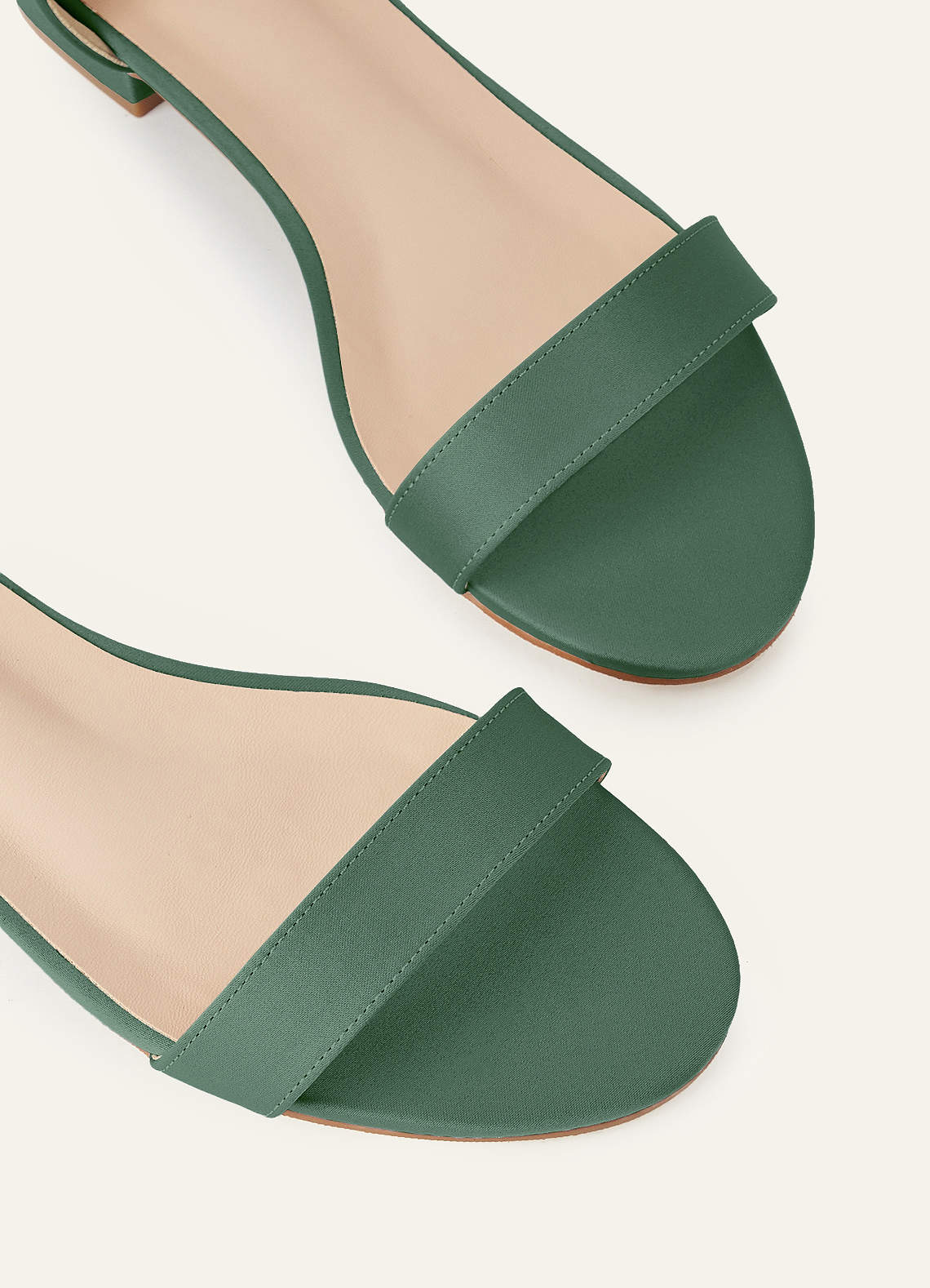 front Bijpassende matte satijnen sandalen met enkele band en gesp voor bij de enkel.