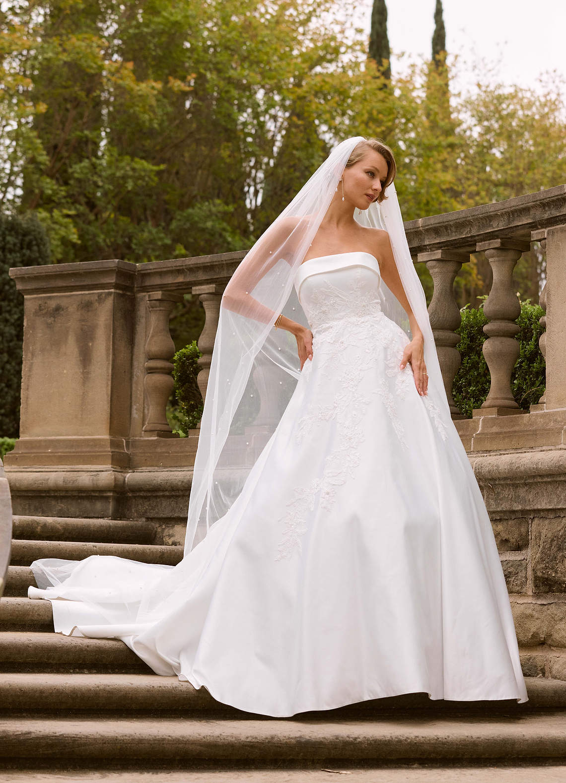 Azazie Fernanda Trouwjurken Jurk van Satijn met Baljurk Strapless Diamant Wit image9