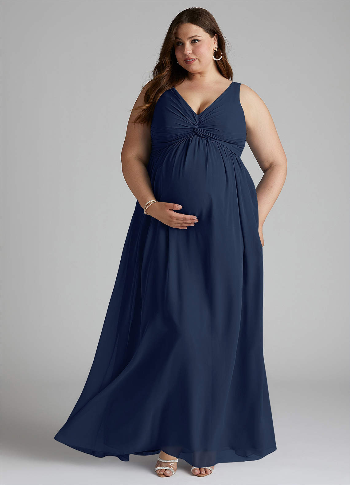 Azazie Yetta Robes de demoiselle d'honneur de maternité Robe Trapèze Col V froncé Longueur ras du sol Mousseline de soie image6