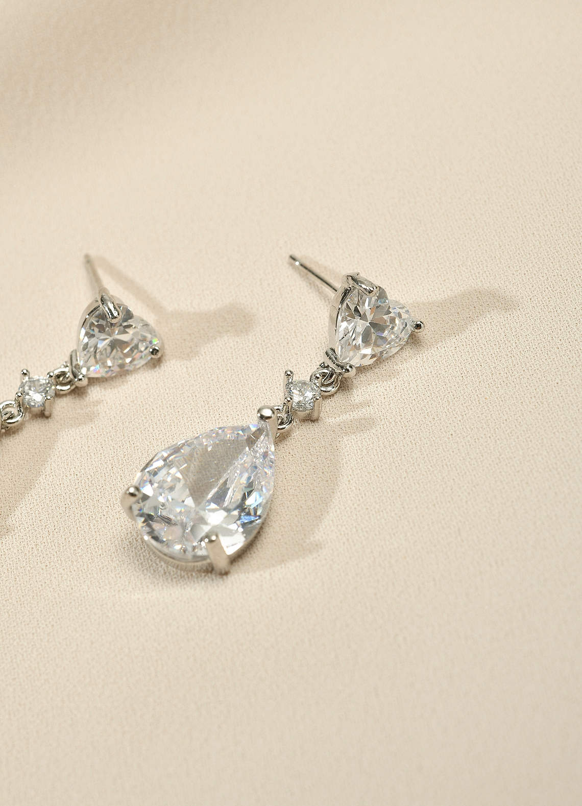 front Boucles d'oreilles pendantes en cristal en forme de cœur